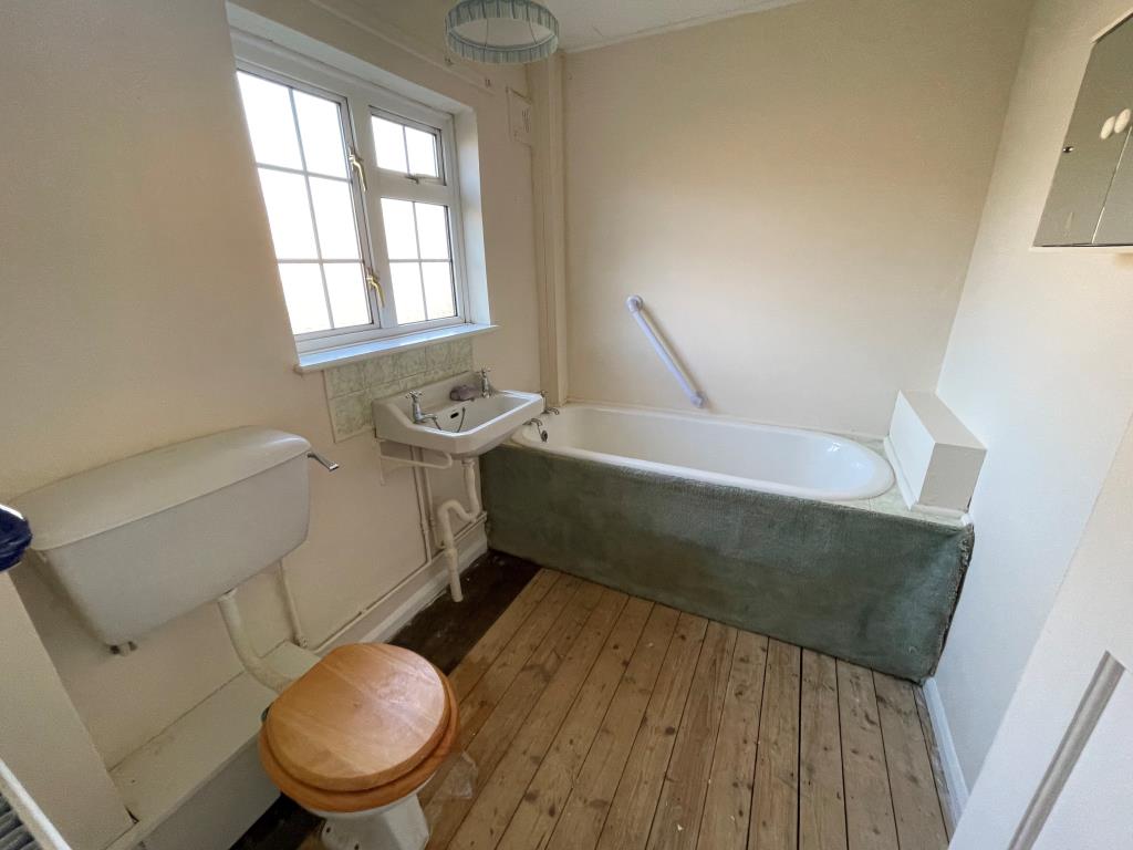 Lot: 79 - SEMI-DETACHED HOUSE FOR REFURBISHMENT - Bath with toilet